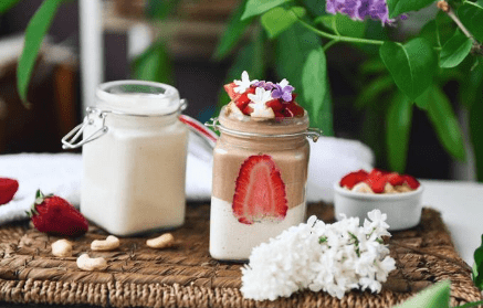 Fitnes recept: Veganska skodelica z domačim jogurtom iz indijskih oreščkov