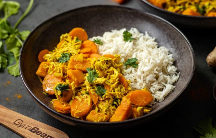 Fitnes recept: Aromatični indijski curry z natrganim piščancem