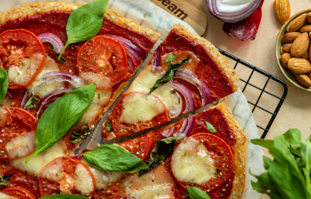 Fitnes recept: enostavna pizza brez moke z mozzarello, mandlji in jogurtom
