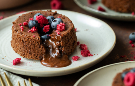 Fitnes recept: čokoladna lava torta s sadno dekoracijo