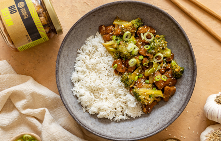 Fitnes recept: Seitan z rezanci in brokolijem v azijski omaki
