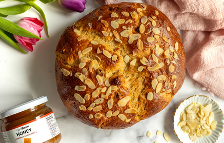 Fitnes recept: Sladki velikonočni kruh z medom in mandlji